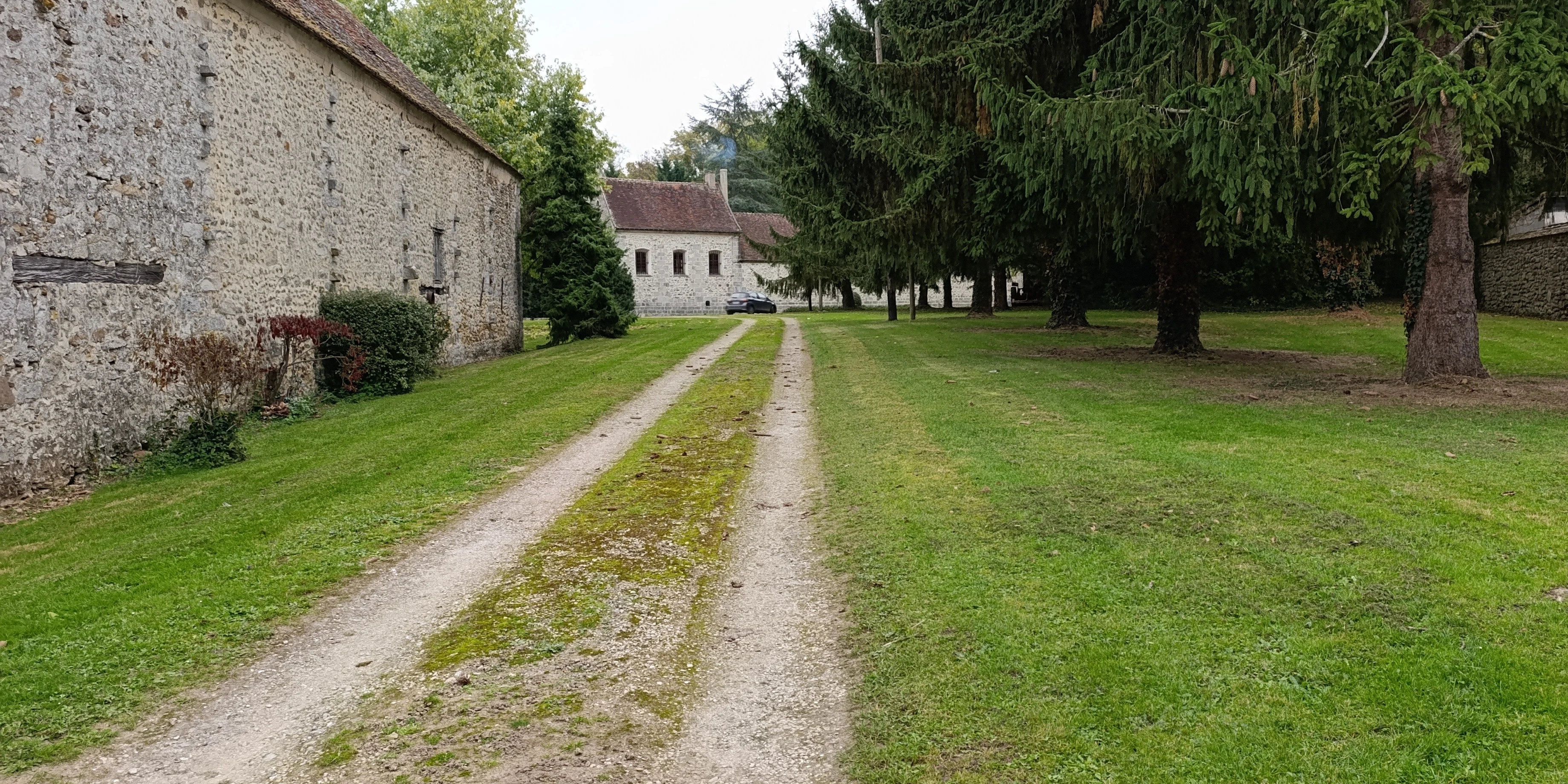 Vue du monastère à travers les grilles fermées