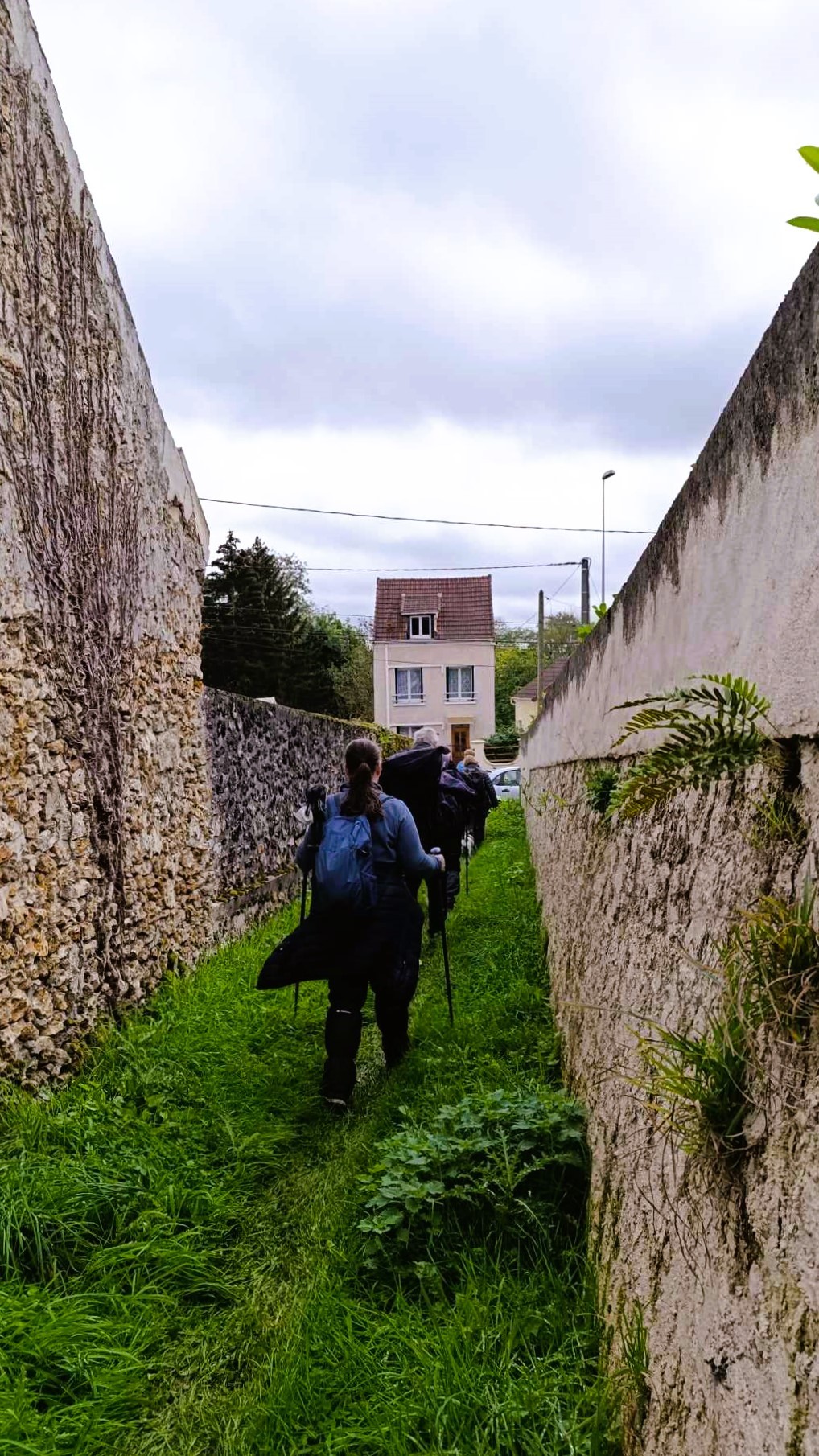 Le chemin se pousuit entre les grands murs de meulières.