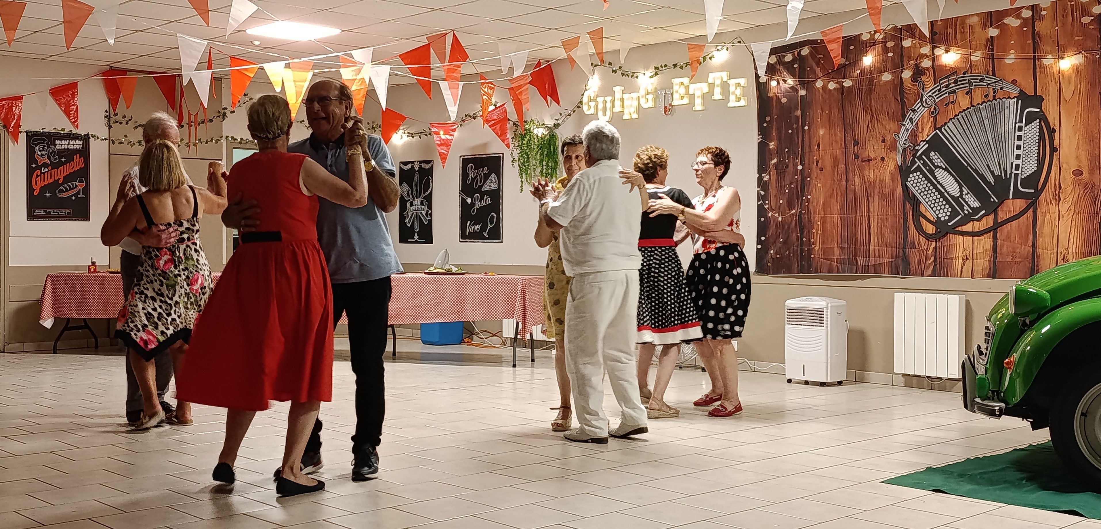 C'est le bal musette à la guinguette !